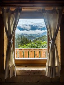 una finestra con vista sulle montagne di Natur Appartments Riesen a San Lorenzo di Sebato