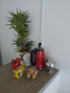A Poitiers, 2 chambres, très bel appartement de 65 m2 في بواتييه: كونتر مع آلة صنع القهوة وصحن من الفاكهة