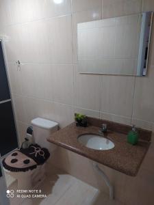 ein Badezimmer mit Waschbecken und Toilette in der Unterkunft APARTAMENTO DU VÔ - Cantinho Du Vô in Santa Teresa