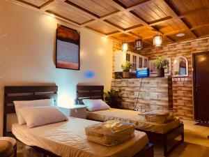 a room with two beds in a room at بيتي بلس للغرف الفندقية- مدخل مستقل in Riyadh Al Khabra