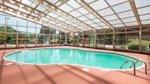 una piscina coperta con soffitto in vetro di Best Western Plus Peoria a Peoria