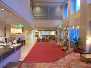 eine große Lobby mit einem roten Teppich in einem Gebäude in der Unterkunft Mount View Hotel in Kamikawa
