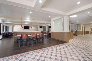 Гостиная зона в SureStay Plus by Best Western Lawton