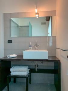 bagno con lavandino e specchio di Casa Matisse a Trento