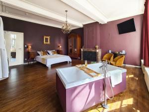 Großes Zimmer mit einem Bett und einem Bad. in der Unterkunft Hotel Restaurant Steenhuyse in Oudenaarde