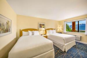 een hotelkamer met 2 bedden en een raam bij Kootenay Lakeview Resort BW Signature Collection in Balfour