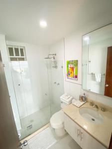 uma casa de banho com um chuveiro, um WC e um lavatório. em Apartamento Cartagena en Morros frente a la playa em Cartagena das Índias