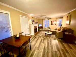 Gallery image of Trendy 2Bed 2 Bath Villa In The Village With King Bed in Raleigh