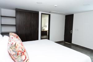 Postel nebo postele na pokoji v ubytování Hotel Qatar Cali