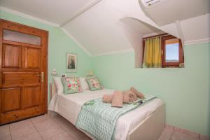 - une chambre avec un lit et des serviettes dans l'établissement La Maison di Angelo 2 Apartment Zakynthos Island, à Áyios Kírikos
