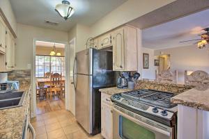 cocina con nevera de acero inoxidable y fogones en Spacious Ranch Home in Historic Waxahachie!, en Waxahachie