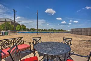 una mesa de patio y sillas con un campo de béisbol en Spacious Ranch Home in Historic Waxahachie!, en Waxahachie