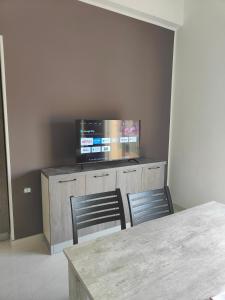 A television and/or entertainment centre at Fantasia B&B APARTAMENT STUDIO