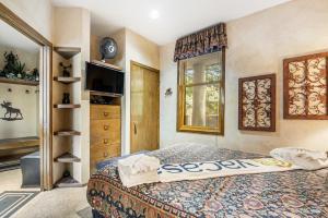 a bedroom with a large bed and a window at 2914 River Bank Lodge - Keystone in Keystone