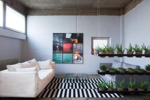Uma área de estar em WALLYARD Stay
