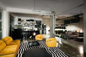 Uma área de estar em WALLYARD Stay
