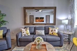 un soggiorno con divano blu e specchio di Walk Score 81-Shopping District-King Bed-Parking G3047 a Scottsdale