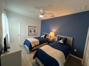 1 dormitorio con 2 camas y ventilador de techo en Brand new home at Sonoma Resort at Tapestry en Kissimmee