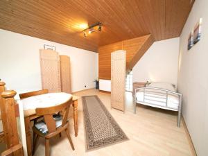 een kamer met een tafel en een bed erin bij Well kept Holiday Home in J chen on Paardenboerderij in Jüchen