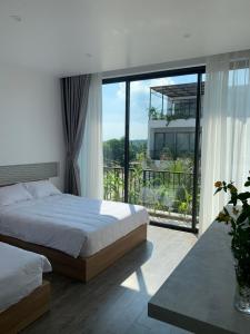 - une chambre avec un lit et une grande fenêtre dans l'établissement Joy Villa Flamingo Đại Lải - 5 phòng ngủ, à Phúc Yên