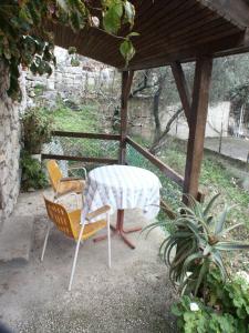 uma mesa e cadeiras sentadas sob um gazebo em Apartments by the sea Babine Kuce, Mljet - 610 em Goveđari