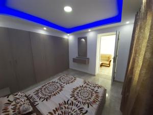 1 dormitorio con 1 cama con techo azul en Dar salah en Hammamet
