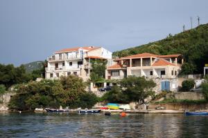 un groupe de maisons et de bateaux sur l'eau dans l'établissement Apartments by the sea Polace, Mljet - 613, à Polače