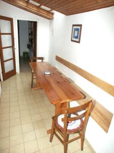 einen Holztisch und einen Stuhl in einem Zimmer in der Unterkunft Apartments by the sea Babine Kuce, Mljet - 611 in Goveđari