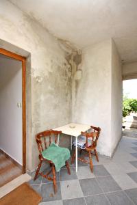 einen Tisch und zwei Stühle in einem Zimmer in der Unterkunft Apartments by the sea Polace, Mljet - 613 in Polače