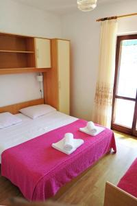 1 dormitorio con 1 cama grande con manta rosa en Apartments by the sea Prozurska Luka, Mljet - 618, en Okuklje