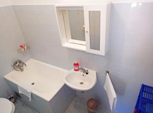 y baño con lavabo y bañera. en Apartments by the sea Prozurska Luka, Mljet - 618, en Okuklje