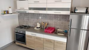 cocina con fregadero y nevera de acero inoxidable en Apartments by the sea Prozurska Luka, Mljet - 618, en Okuklje