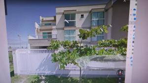 a building with a tree in front of it at Pousada Souza & Souza in Barra Velha