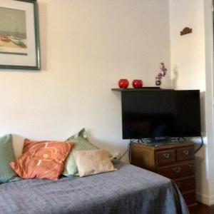 Dormitorio con cama y tocador con TV en Casa Salta en Corrientes