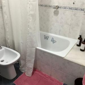 ein Badezimmer mit einer Badewanne und einem Waschbecken in der Unterkunft Casa Salta in Corrientes