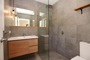 Bilik mandi di Rainforest River Retreat Kangaroo Valley +20 gambar