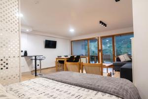 セルレルにあるApartamento Cerler 1540のベッドとリビングルームのある寝室