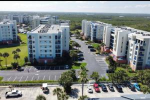 una vista aérea de una ciudad con edificios altos en Lovely & Cozy 3 bedroom with pool en New Smyrna Beach