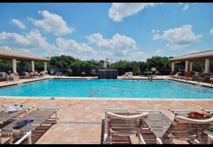 uma grande piscina com espreguiçadeiras em Lovely & Cozy 3 bedroom with pool em New Smyrna Beach