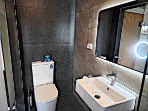 bagno con lavandino, servizi igienici e specchio di Pipers Lodge a National Park