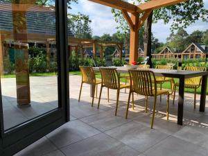 een patio met een tafel en stoelen bij Modern holiday home in Lochem with private garden in Lochem