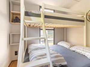 um quarto beliche com 2 camas e um beliche. em Comfortable houseboat in Marina Volendam em Volendam