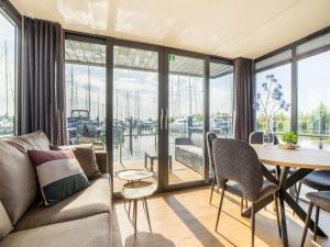 sala de estar con sofá y mesa en Comfortable houseboat in Marina Volendam, en Volendam
