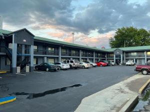 um grande parque de estacionamento em frente a um motel em Executive Inn and Suites - Jackson em Jackson