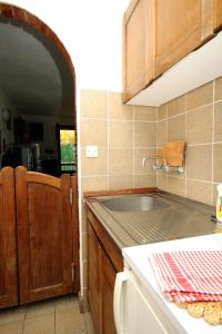 kuchnia ze zlewem i blatem w obiekcie Apartment Zavala 594b w mieście Jelsa