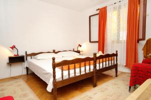 En eller flere senge i et værelse på Apartments by the sea Zavala, Hvar - 594