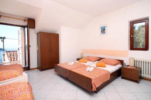 1 dormitorio con 2 camas y balcón en Apartments by the sea Hvar - 591, en Hvar