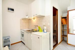 Kuchyňa alebo kuchynka v ubytovaní Apartments by the sea Hvar - 591 + 32 fotografií