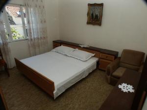 ein Schlafzimmer mit einem Bett, einem Stuhl und einem Fenster in der Unterkunft Apartments by the sea Sucuraj, Hvar - 590 in Sućuraj