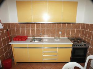 cocina con fregadero y fogones en Apartments by the sea Sucuraj, Hvar - 590, en Sućuraj